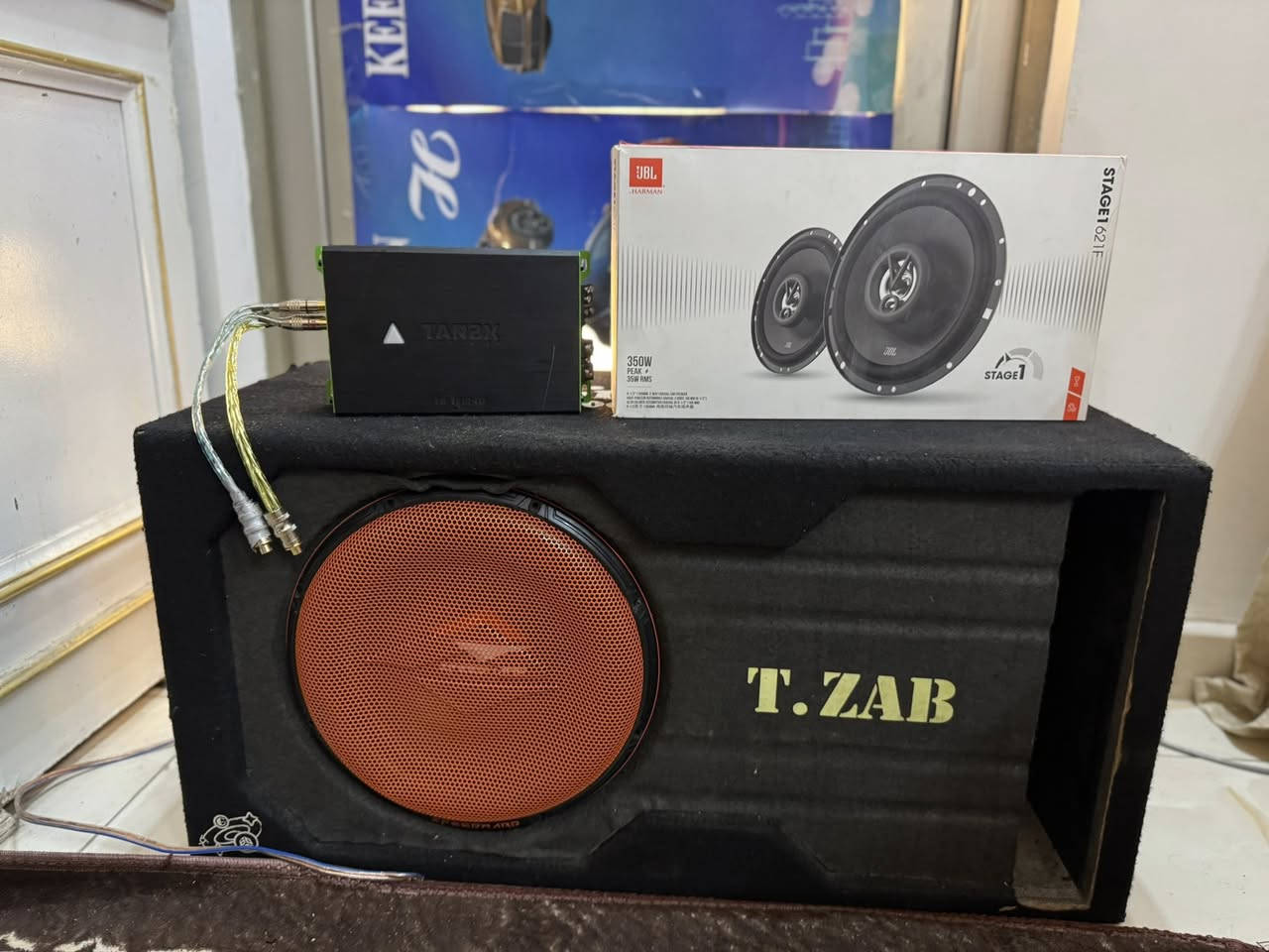 السلام عليكم
سستم صوت متكامل تفليش للسياره 

سماعات 120 واط نوعيه ممتازه 
سابوفر 1000 واط 
بوكس سابوفر وزن ثقيل 
امبلي فاير 1000 واط 4 جنل يتحمل السستم كامل 
اسلاك السستم كلها كامله من فيوزات و توصيلات 
 
السعر ٣٥٠ الف 
العنوان بصره ***********
