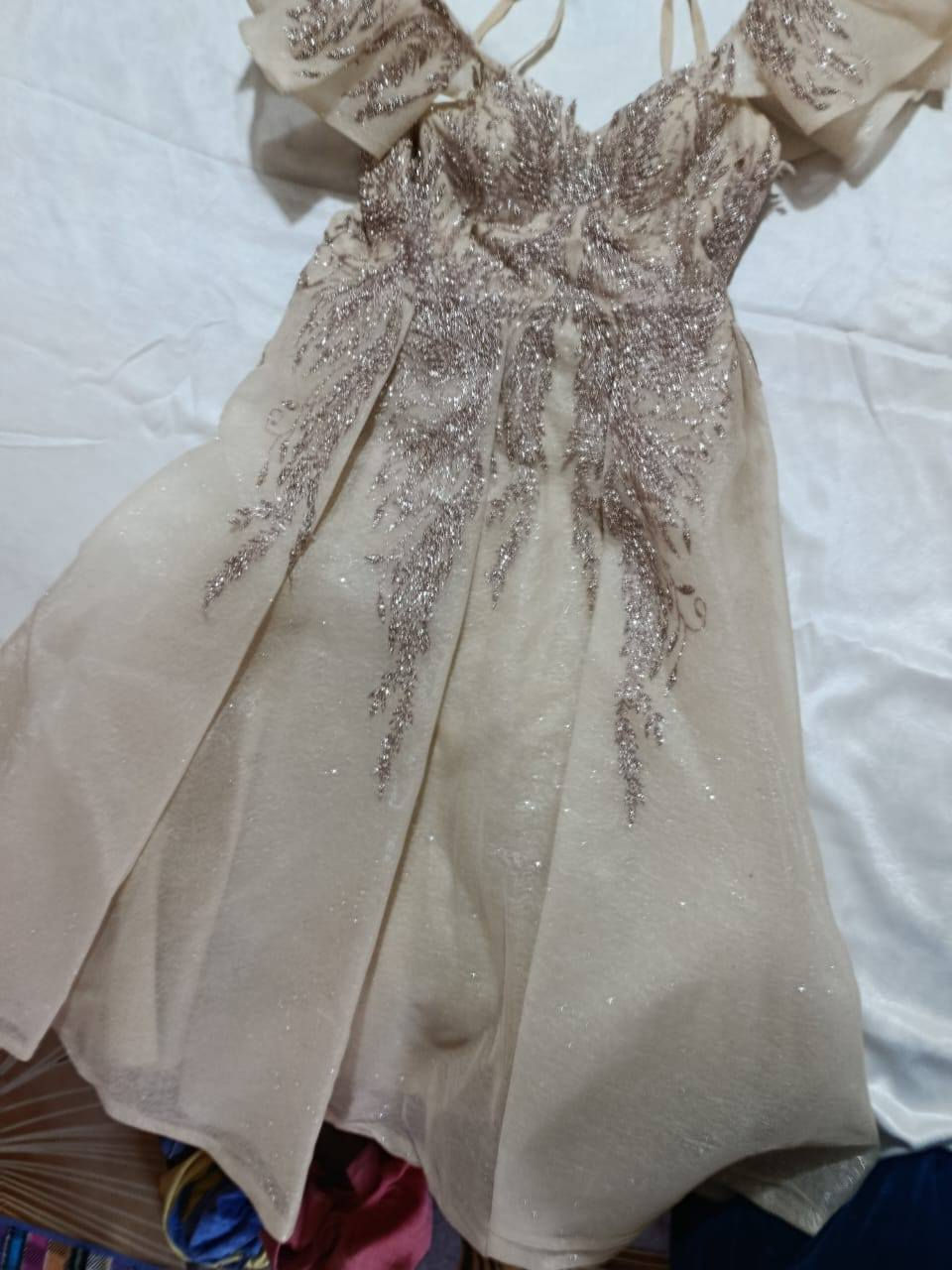 فستان نضيف جدا استخدام مرة واحدة فقط كلش حلو ونازك باللبس يلبس حتى 70 للاستفسار ***********
