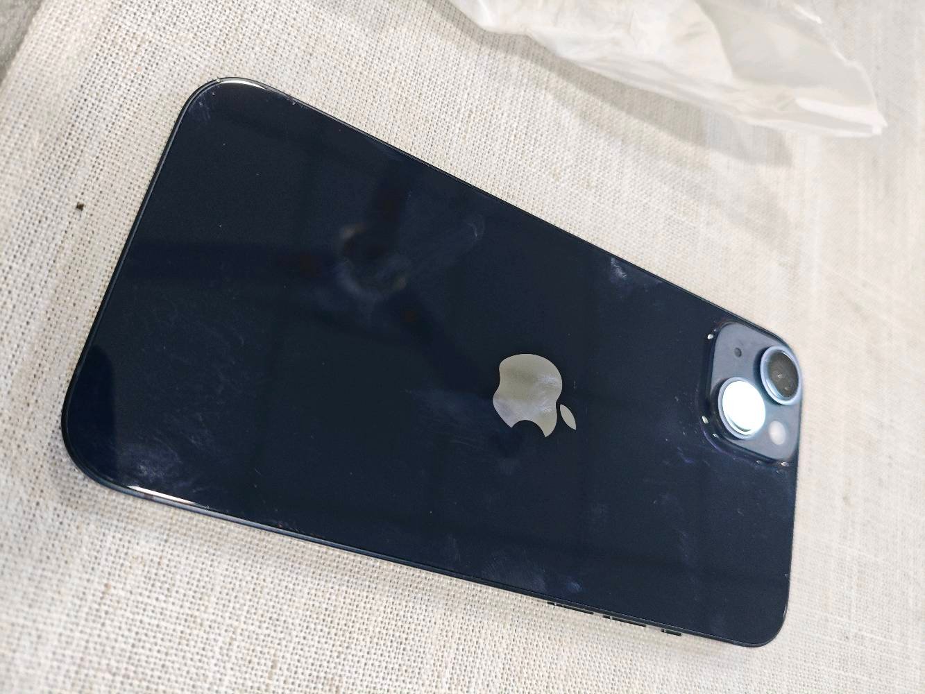 iPhone 14 plus 
ذاكرة 256 
بطارية 76%
شرق اوسط مو مفتوح الجهاز ونظيف جدا