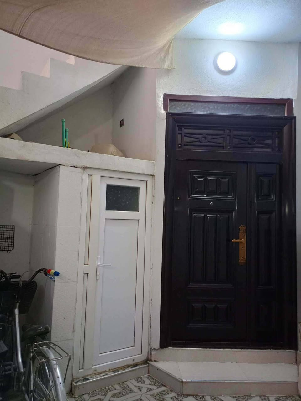 خانوو بۆفرۆشتن ڕزگاری گەڕکی سەنگاویەکان نزیک مزگەوت پیشەوا خانوەکە لەکوڵان نیە فەرعی ڕەیسیە نزیک جادە خاوەنی لەبەرپیویستی ئەیفرۆشێ ماڵی دۆستە بازاری نیە بەتایبەت بوخوی دروستی کردوە کامل متروبیست کاشی سبی سەرەوەی کاشیکەش پلاستیکە کامل تکدی موبەریدەی بۆکراوە هیچ نوقسانی نیە خانوەکە تازەدروست کراوە ڕوبەری خانوەکە 120مترە کوڵانی تازە مەجالی خەریکە بۆئەکرێ نرخی خوار بازاڕ ئەیفرۆشێ  دوو دفتەرو نیو مەعامەلە ژمارەی خاوەنی خانو ***********
