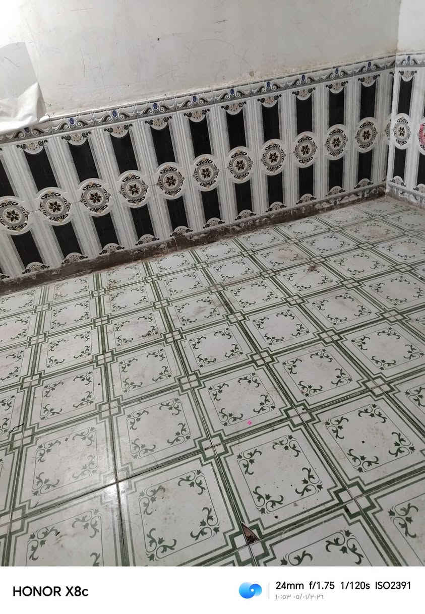 دار للبيع بحي الشهداء بشارع ابو صادق مساحته 100 طابق واحد بناء وسط البيت ينسكن على شارع 10متر سعره 90 و قابل للتفاوض لاستفسار واتساب ***********
