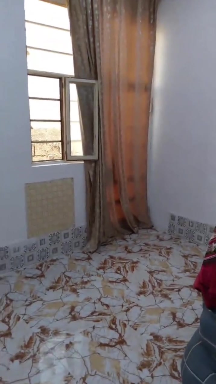 بيت للبيع مساحه 120متر متكون من غرفتين وهول واستقبال وحمام داخلي وخارجي سعره 50وبي مجال الاستفسار *********** العنوان عله جسر الجورجيه قبل حميري
