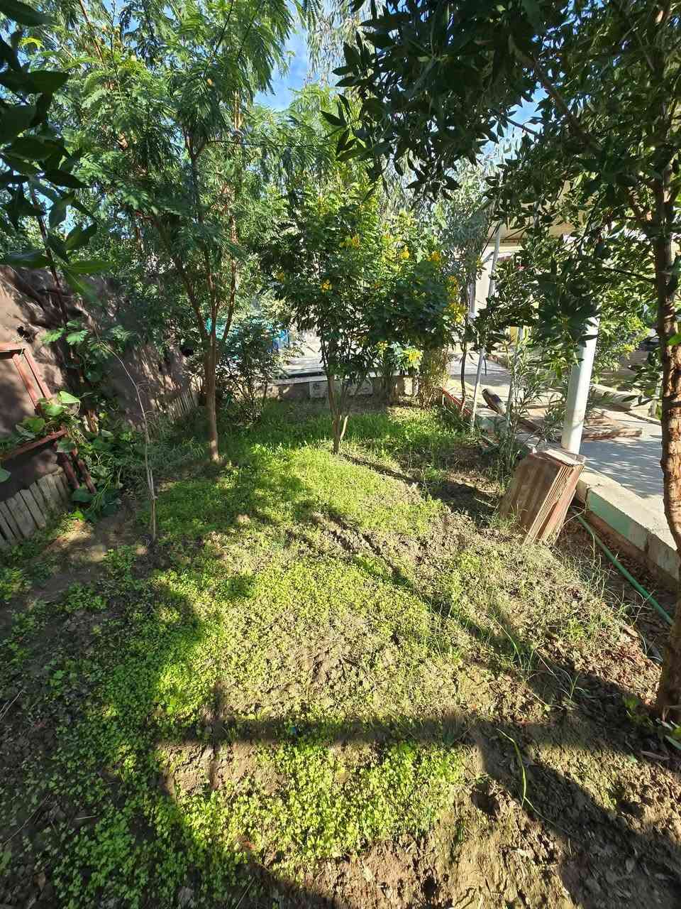 بيت مساحته ٣٠٠ بناء طابوك رتفاع عن الشارع اكثر من متر بناء حديث غرفتين نوم +صاله ١٢ متر صحيات داخليه خارجي مطبخ داخلي ومطبخ خارجي براني عايزه ضلع واحد بيت كله سيراميك***********
