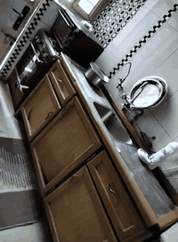 السلام عليكم كاونتر خشب مترين مع سنك المنيوم متر ونص السعر 200 الف المكان الامين الثانية ***********
