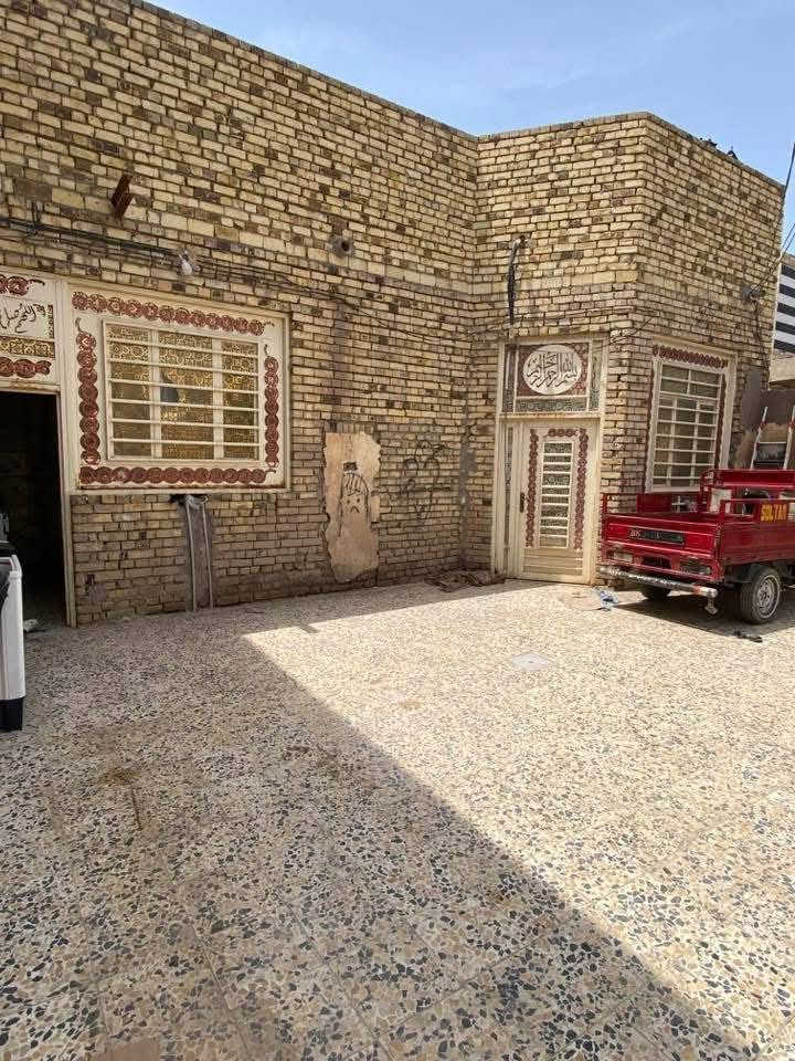 سلام عليكم موجود بيت للبيع بحي لحسين جديد قرب شارع ابو شاكر متكون غرفتين وصاله وديوانيه ومطبخ حار وبارد سعر 150وبي مجال رقم الهاتف ***********
