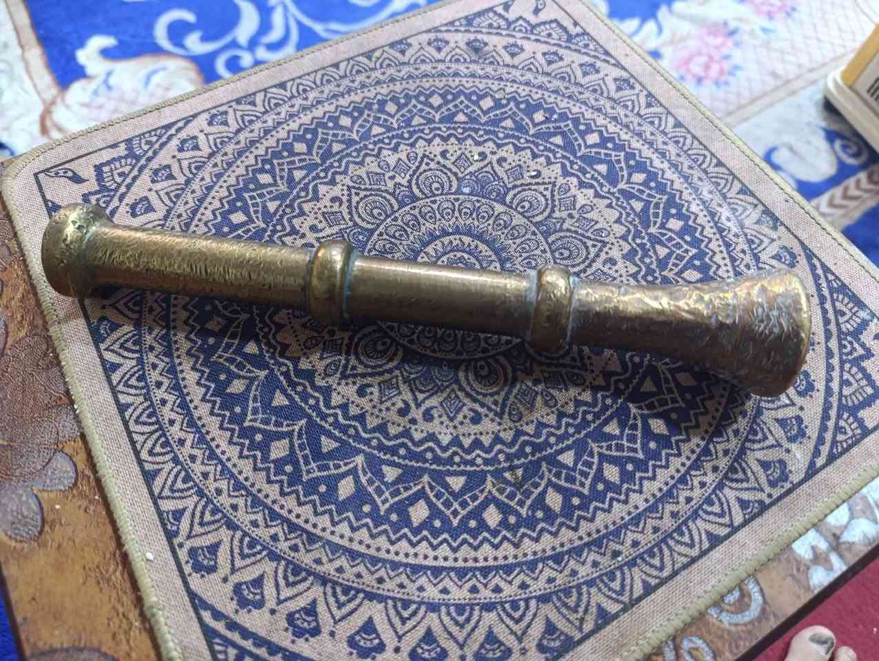 هاون ابو الاانكر وزنه 5 كيلوارتفاع 17 سم واليده ارتفاع 26 للبيع سعره 100 وبي  مجال مكاني بغداد الكريعات هاتف ***********لايوجد توصيل
