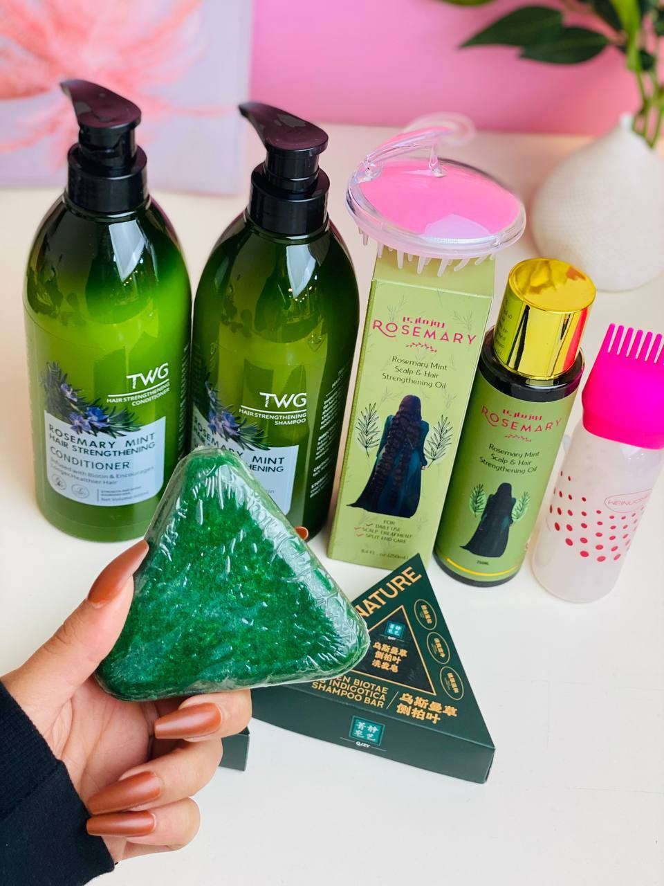 مجموعة منتجات TWG Rosemary Mint لتقوية الشعر. 😍✨

تتضمن المجموعة شامبو وبلسم وزيت وصابونة مقويات للشعر،  غني بالبيوتين وإكليل الجبل والنعناع. 
 
للحصول على شعر أطول وأكثر صحة، وتوفر القوة واللمعان والتغذية. 🍀✔️

مع الهدايا فرشة مدلكة لتقوية فروة الرأس والشعر، وعلبة تعبئة الزيت 🎁
 
أحجام الشامبو والبلسم  800 مل، والزيت 250 مل.


**إذا كنت صاحب هذا الإعلان وتريد حذفه لأي سبب، رجاءا أرسل رسالة إلى الدعم الفني**