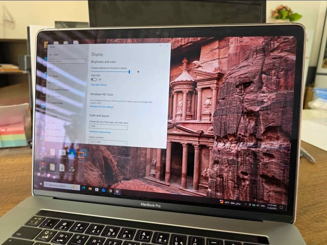 المواصفات التقنية الدقيقة (MacBook Pro 15-inch, 2017):
​المعالج (CPU): Intel Core i7 رباعي النواة (جيل سابع)، مصمم للأداء العالي والمهام المتعددة.
​الذاكرة (RAM): 16GB من نوع LPDDR3 بسرعة 2133MHz، مثالية للتعامل مع البرامج الثقيلة.
​التخزين (SSD): 512GB فائق السرعة، يوفر استجابة فورية للنظام والتطبيقات.
​كارت الشاشة (Graphics): نظام رسوميات مزدوج؛ كارت مدمج (Intel HD 630) وكارت منفصل (غالباً Radeon Pro 555 أو 560) سعة 2GB أو 4GB، مما يجعله قوياً في الرندر والتصميم.
​المميزات الذكية: مزود بـ Touch Bar و Touch ID لبصمة الإصبع، مع شاشة Retina مذهلة بسطوع 500 nits.
​الحالة الفنية: بطارية بصحة ممتازة (88%)، والجهاز يدعم نظامين (Windows 10 Pro + macOS) بشكل كامل ومستقر. كركوك, العراق


**إذا كنت صاحب هذا الإعلان وتريد حذفه لأي سبب، رجاءا أرسل رسالة إلى الدعم الفني**