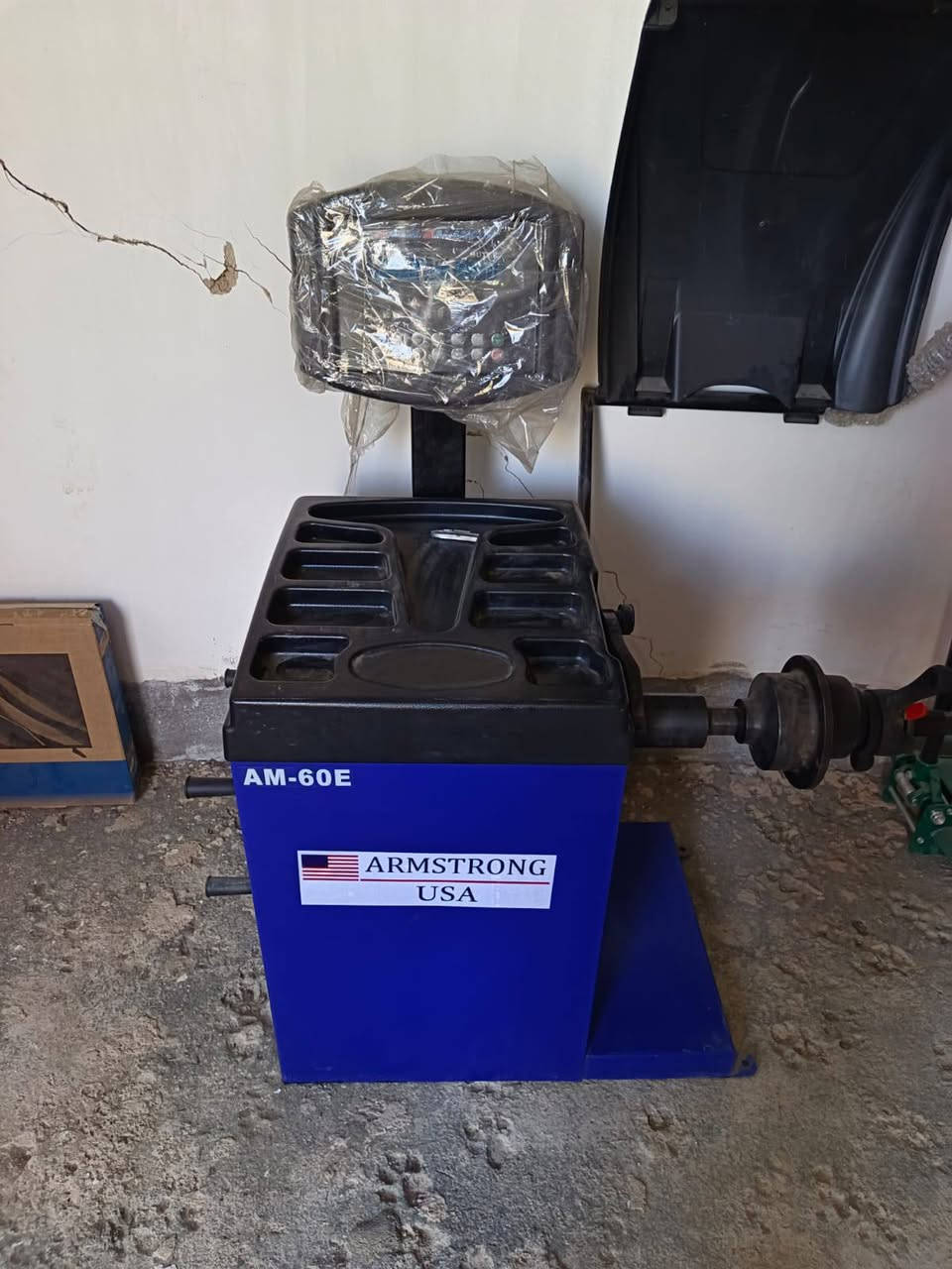 السلام عليكم غراض للبيع
خالعه/تاروسه/بالنص/جك/جك هواء/كيج الكتروني/
رقم الهاتف ***********
السعر خمس ملايين وبيهن مجال 
جديد ما مشتغل بيهن
