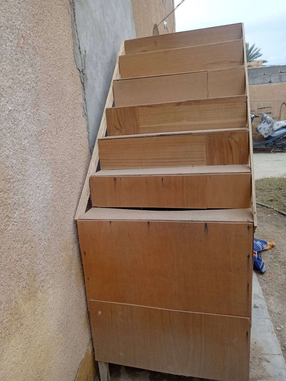 هذا الچمبر أو الميز للبيع يرهم للعطور او للجكاير يرهم ع كل شي مامستخدم. بيه مخزن وباب من النص وجوه مسويهه خانه... السعر 100 وبيه مجال... ***********
