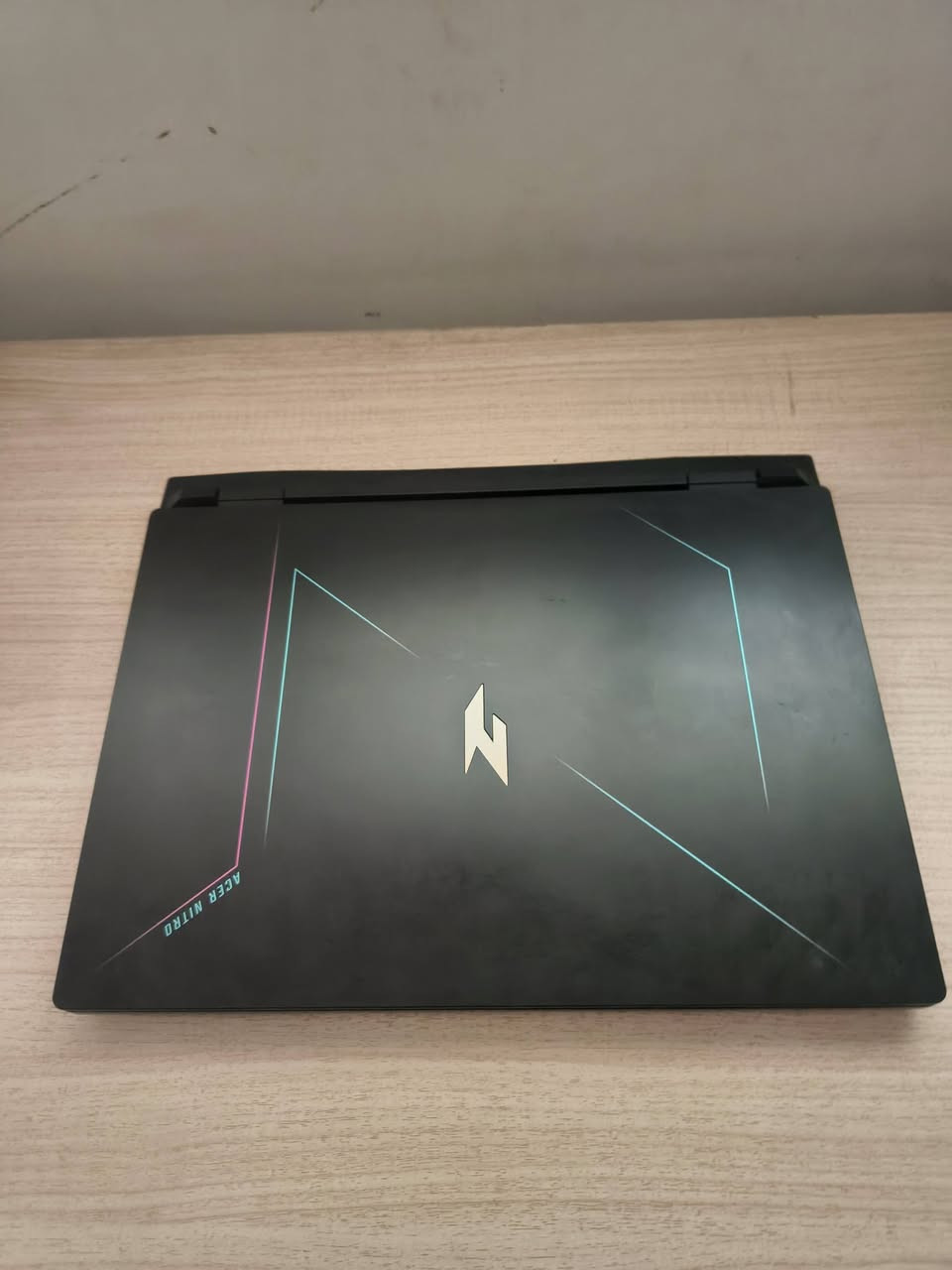 🔥 لابتوب قيمنق وحش للبيع - Acer Nitro 16 (RTX 4070) 🔥
​للبيع لابتوب أيسر نايترو، جهاز نظيف جداً وبمواصفات عالية. ممتاز جداً للألعاب الثقيلة، برامج التصميم، البرمجة، وتشغيل كافة المحاكيات بأعلى أداء وبدون أي تقطيع.
​💻 المواصفات بالتفصيل:
​الموديل: Acer Nitro 16 - AN16-41
​المعالج (CPU): AMD Ryzen 7 7735HS بسرعة 3.20GHz (8 أنوية و 16 مسار لسرعة معالجة جبارة)
​كرت الشاشة (GPU): NVIDIA GeForce RTX 4070 بذاكرة VRAM تصل إلى 8GB (من أقوى الكروت الحالية لتشغيل كل شيء على أعلى إعدادات)
​الذاكرة العشوائية (RAM): 16GB
​الشاشة: تدعم معدل تحديث 165Hz لسلاسة فائقة وسرعة استجابة في الألعاب
​النظام: Windows 11 Pro
​✨ مميزات إضافية:
​كيبورد مضيء بالكامل (عربي/إنجليزي) مع لوحة أرقام كاملة (Numpad).
​دعم لمنافذ العرض ونقل البيانات الحديثة (USB4 و HDMI).
​📍 المكان: بغداد - حي أور 600
💵 السعر: 1.900.000 دينار عراقي. 
📞 للتواصل: *********** (أو المراسلة على الخاص)
​الجهاز بحالة ممتازة وما يشكي من شيء، واللي يدور أداء عالي وعين الشاش القوية هذا الجهاز يفيده. الشراي الجاد يتفضل يتواصل وياي.
