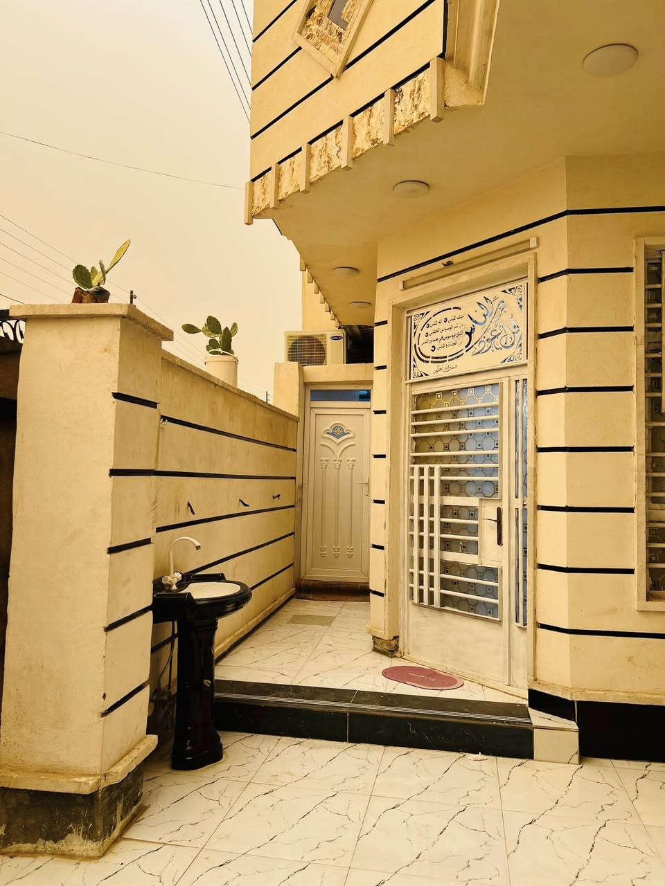 بسم الله الرحمن الرحيم
السلام عليكم بيت قاطين مساحه 170 متر طابو ملك صرف تحويل مباشر 

يحتوي على خمس غرف نوم حمامات داخليه وخارجيه 

صاله واستقبال 

العنوان السياحي منطقه الشاعوره 

السعر 80  مليون 

***********
