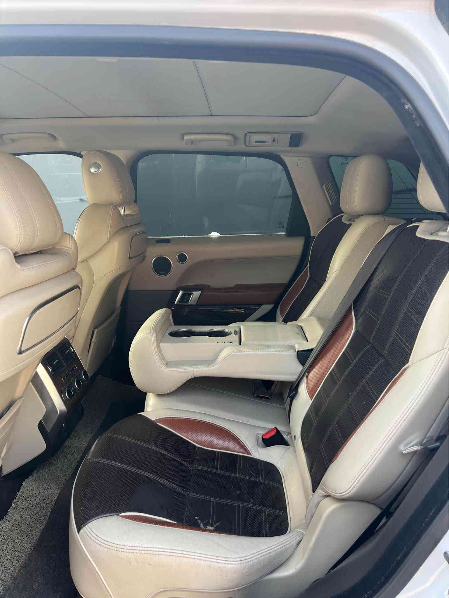 السلام عليكم 
سيارة فخامة رنج روڤر 
بو فروتنئ 
موديل 2016 sport 
فول مواصفات 
داتاشو دوسك كهرباي درگهـ شفت 
مكينه ٨  فول مواصفات تاير جديد
رقم سنوي جديد 2030 
سياره سر ناڤيمه تحويل شرت 
كير مكينه شرت  سياره بئ مصرف اكجار 
سياره اكجار بئ صبخ بئ زربه كلين تايتل 
جهـ زاخو. 
رقم تلفون *********** 
سعر 305 ورقه مجال زاخو
