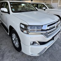 للبيع لاندكروزر 2018 وايت اديشن فول مواصفات رقم بغداد كفالة عامه  ماشي...