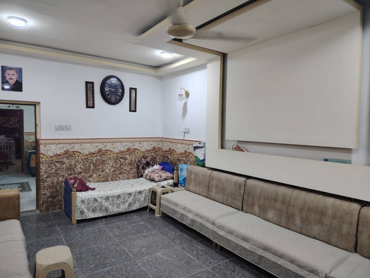 هاذا البيت للبيع في حي الإمام قرب المستوصف جدا عرض الشارع الرئسي ٣٠م والفرعي ١٠م البيت ثاني بيت عن الشارع الرئسي ابو وسيم صاحب البيت اي إستفسار هذا رقمي ***********
