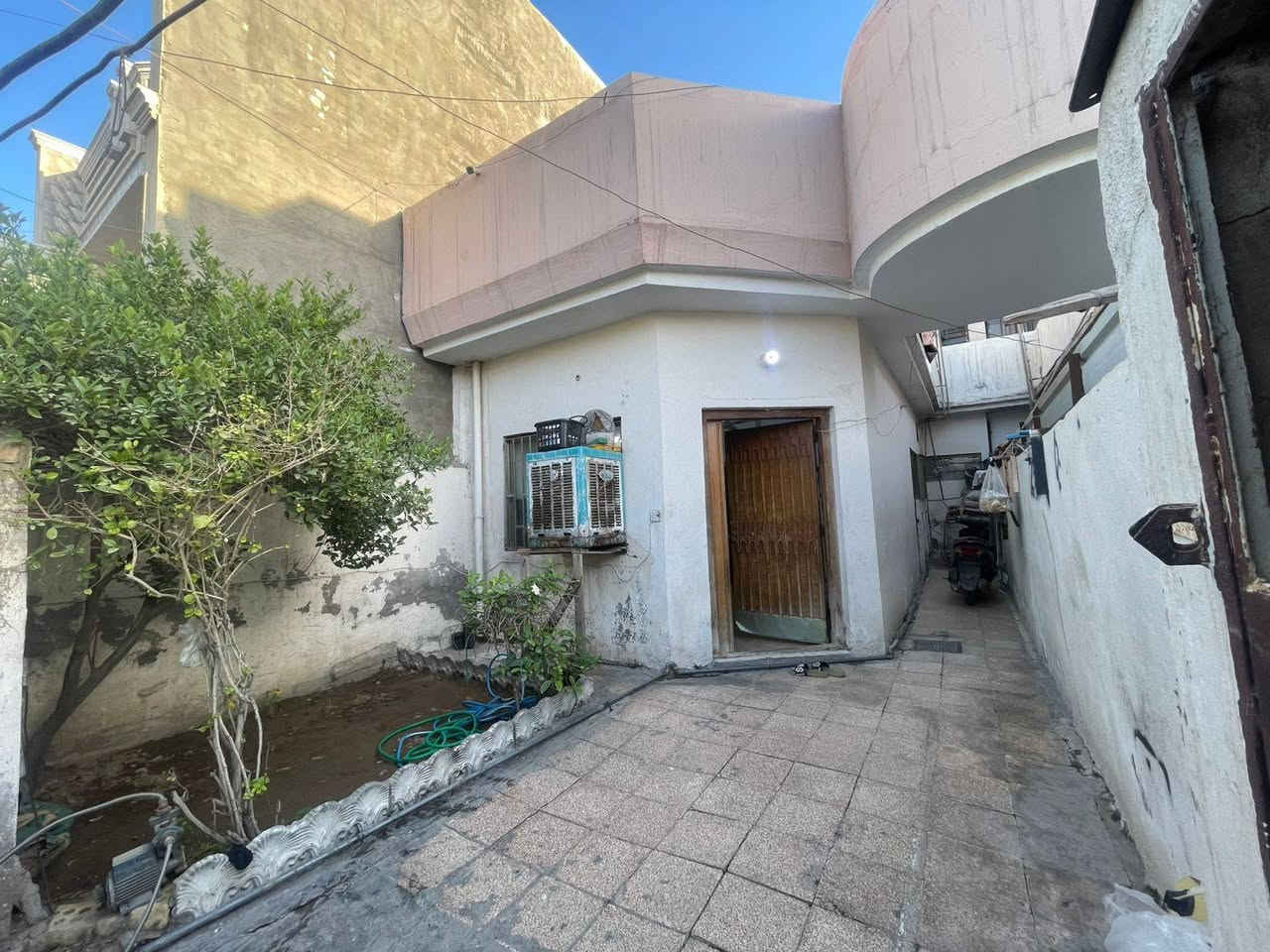 سلام عليكم بيت للبيع مساحه ١٠٠ واجه ٥ ونزال ٢٠ المعالف شارع دكتور حافظ
مقابيل مدرسة محمد الصدر
الجديدة مو فرع اول فرع الثاني براس الفرع اكو بنجرجي

البيت طابق واحد  طرمه وحديقه وستقبال وحمام داخلي مشترك ومطبخ البيت مدخلين وغرفه بلخير واخر البيت ترك 
سعر ١١٥ وبي مجال كلش بسيط
مو تجي وتكلي كبل ١٠٠
والستفسار على الرقم
*********** بي واتساب
