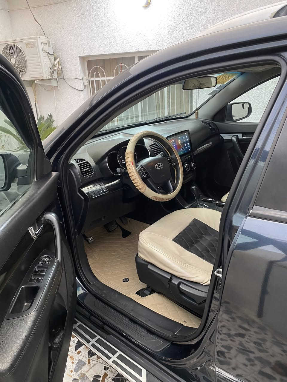 السلام عليكم للبيع او مراوس سورنتو 2012 رقم انبار الدولي باسمي هزه وارقام جديده سنويه ل31 محرك سته سلندر 3.5 
تبريد كهربائيات كله شغال شاشه ايباد تحكم ستيرن دفع رباعي 7 راكب 
تخم تاير جديد حداديه جديد منضومة تبريد جديد سياره جاهزه مال جناي 
وارد امريكي تقرير كلين بدون ضرر 
بيها بالعراق صبغ 5 قطع اثر شخط مكفوله من الضربه والتبديل ليبل واحد 
مكان السياره بالرمادي 
السعر 133 بي مجال بسيط 
***********
