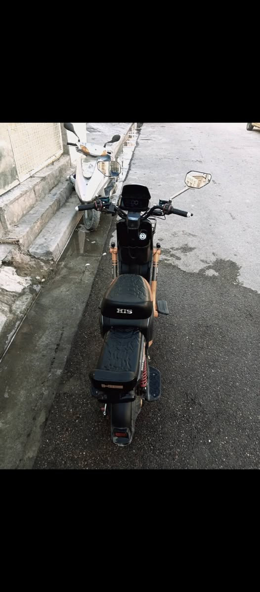 دراجه شحن للبيع 
سلام عليكم دراجه شحن للبيع النوع ( H900) موديل 2025 مكفوله من أي عطل استخدام فقط 4 أشهر سرعتها 99 وهمي (65) حقيقي مع الوزن بيها سويجين وبصمه عن بعد ملفها 2000 حقيقي مع شاحنه اصليه من الشركه وبيها أيضا انوار زينه و 5 باتريات تطول وياك 3 ساعات مشي مع الوزن وبيها 4 نمر مناسبه لجميع الاعمار( سعرها 350 الف )
الرقم للتواصل *********** مكاني بغداد الشعب @إشارة
