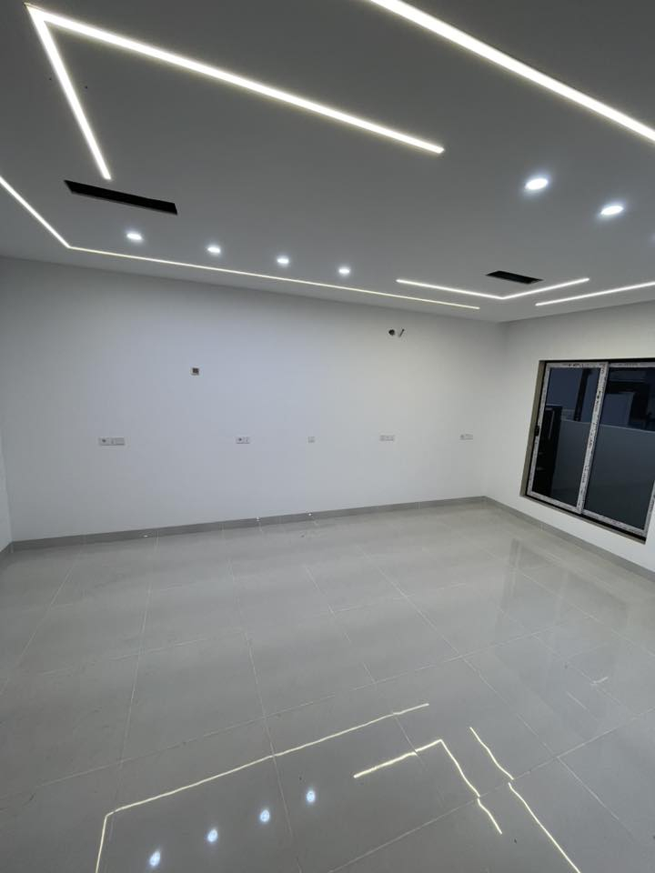 دار للبيع من طابقين بناء حديث Zeroفول ملكي مبني بأحدث المواد والمواصفات الهندسية ارضيه مرمر مغربي فول 
الكهرباء نظام فوتو سيل  دبل جام  تبريد مركزي نظام كامرات  فول مواصفات

 #طابو ملك صرف بأسم شخص واحد 

#المساحة :- 99 متر             #واجهة 8 متـــر  

الموقع:- كركوك_ طريق بغداد _ قرب مطعم  سبايسي 

حيث يحتوي الطابق الاول على استقبال وهول مفتوح عل مطبخ وغرفه نوم 🛌 مطبخ حار بارد وصحيات ومناور   🚗 
والطابق الثاني:-  3غرف نوم حمامات وبلكونات عدد 2 ذات إطلاله جميله على حديقة عامة وبيتونة مخزن  

💵السعر  مناسب  جداً جداً 💵 للأتصال ***********

#موقع الشركة كركوك حي عدن مجاور الجنسية الجديدة 
 ومجاور اسماك البغدادي عمارة البحرين 

 🏦شركة الجوهرة للعقارات والمقاولات  🏦 
  
 📞للأتصال ***********

✅نستقبل جميع عروضاتكم السكنيه والتجاريه في كركوك
