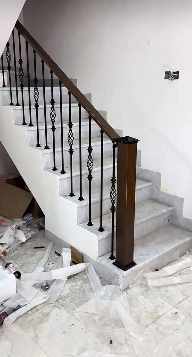 تفضل هذا الكابشن بلهجة عراقية بيضاء، قريبة للقلب وتركّز على الفائدة:

---

**تخاف على أطفالك من الدرج؟ أو حاس ديكور بيتك ناقصه لمسة فخامة؟** 🤔
الدرج بدون محجر مو بس خطر، بل يخلي شكل الصالة "فارغ" ومو مرتب.
إحنا نحلك المشكلة! نشتغلك **محجرات درج** تجمع بين القوة والأناقة.. تصاميم حديثة (مودرن) تناسب ذوقك وتخلي بيتك آمن وشكله يجنن. ✨

✅ دقة بالموعد.
✅ كادر درجة أولى.
✅ أسعار مناسبة وتنافسية.

**لا تحتار، بيت العمر يستاهل الأفضل. احجز قياسك هسه وراسلنا  خاص 📩

#محجرات #درج #ديكور_عراقي #تأثيث #بيت_العمر


**إذا كنت صاحب هذا الإعلان وتريد حذفه لأي سبب، رجاءا أرسل رسالة إلى الدعم الفني**