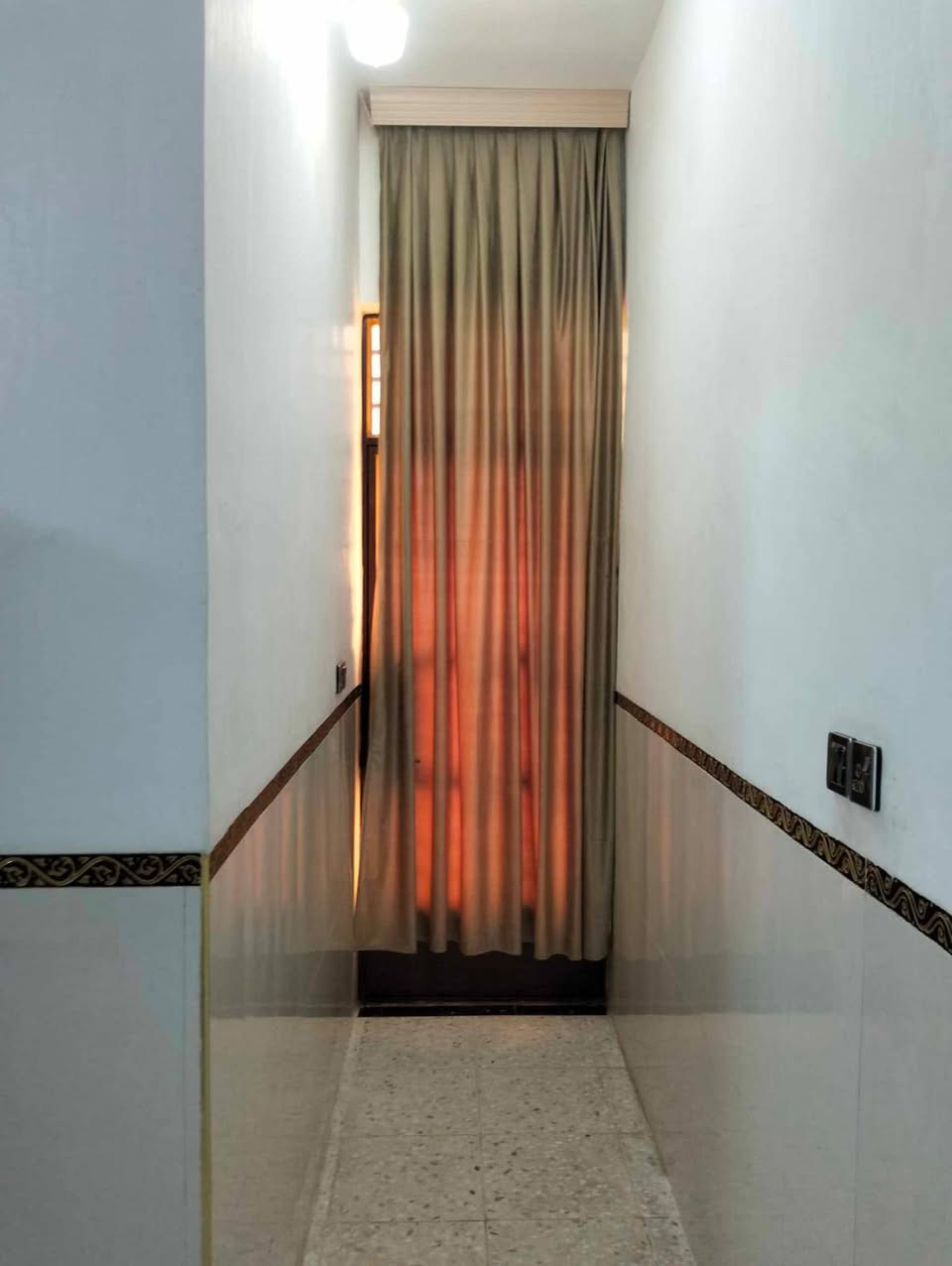 السلام عليكم ورحمة الله وبركاته
بيت ١٠٠ متر طابو زراعي سند ٢٥ كاع حجي رمضان ٥ × ٢٠ طابق ونص عدد الغرف ٢ سنه البناء ٢٠٢٥ منطقة بوب الشام 
مواد البناء درجه اولى حاليا البيت مابي اي نقص  جاهز للسكن من جميع النواحي خدمات كامله مجاري تبليط كهرباء 
الشراي يتصل ويدلل بما يرضي الله 
***********
