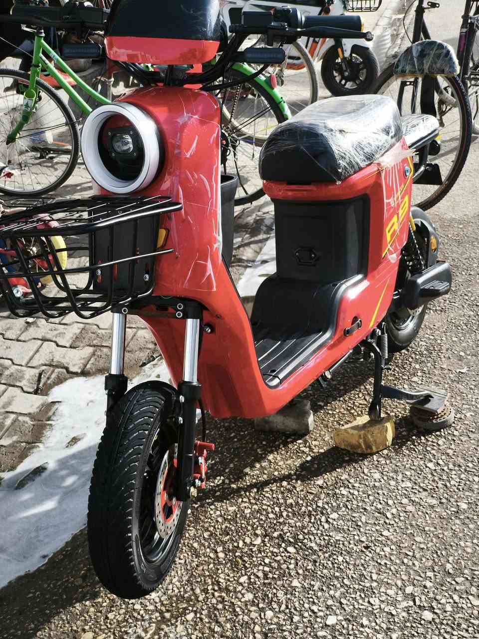 السلام عليكم دراجة ار 9 للبيع مديل2026  بطاريات الكبار 32 امبير خمس بطاريات جديدة كلش كل ملحقاتهة وياهة سعر 490 وبيهة مجال مكان نجف شراي راسلني واتساب وتشلع عيوني***********
