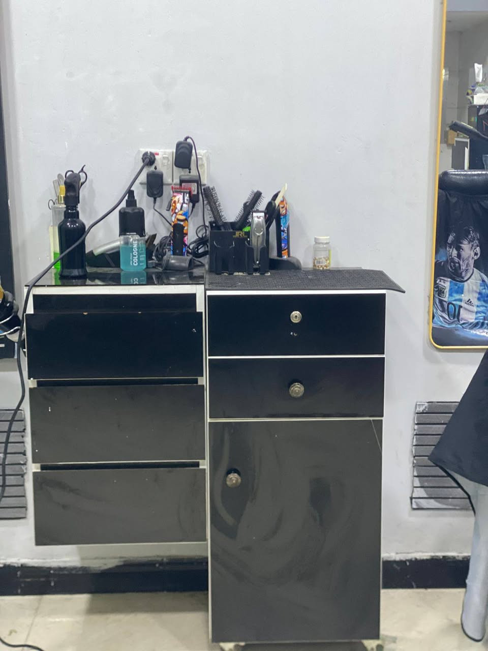 السلام عليكم غراض حلاقه للبيع نظيفات جدا للاستفسار ***********
