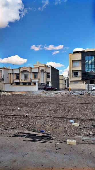 دار للبيع 
بيت للبيع 
للبيع بيتين تونات – بناء حديث في مجمع الضباط السكني / شارع المطار

المواصفات:
 • عدد البيت: 2 (تونات)
 • المساحة: 100 م² لكل بيت
 • عدد الطوابق: 3 طوابق لكل بيت
 • الواجهة: 6.75 متر
 • النزال: 14.82 متر
 • نوع الأرض: زراعي – سند 25 مشمول بقرار التطويب
 • عمر البناء: سنة واحدة فقط
 • جميع الطوابق مكسوة بالمرمر الفاخر

التقسيم الداخلي:
 • مطبخ
 • صالة
 • هول
 • 4 غرف نوم
 • 3 حمامات

مميزات العقار:
 • يقع في مجمع الضباط السكني خلف جامعة المشرق – شارع المطار
 • المجمع محاط بسور ويوجد سكيورتي للدخول
 • تتوفر كافة الخدمات: ماء، كهرباء، مجاري، تبليط

سعر البيت الواحد :-  225,000,000 دينار .
ملاحظة : كل بيت يحتوي على بردات وكاونترات وسبالت جديدة ثابتات .

للاستفسار والتواصل:
أبو ياسر – ***********
