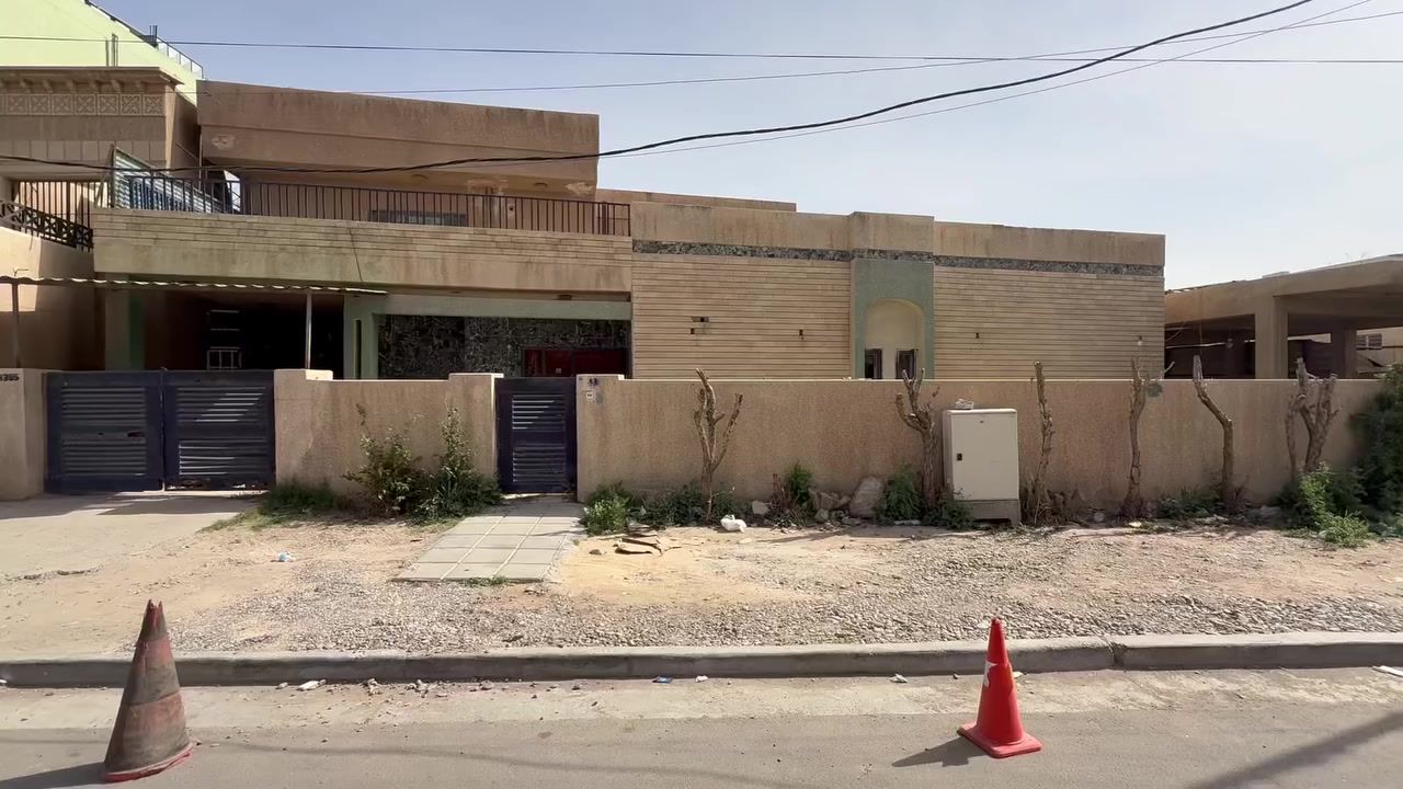 دار للبيع في الحارثيه
الشارع الخدمي بعد شارع الكندي مباشرا  

خلف مستشفى الزيتون موقع مميز 

مساحه 492/5 متر واجهه 23 متر

 للاستفسار الاتصال ***********
