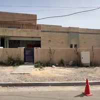 دار للبيع في الحارثيه الشارع الخدمي بعد شارع الكندي مباشرا    خلف مستش...