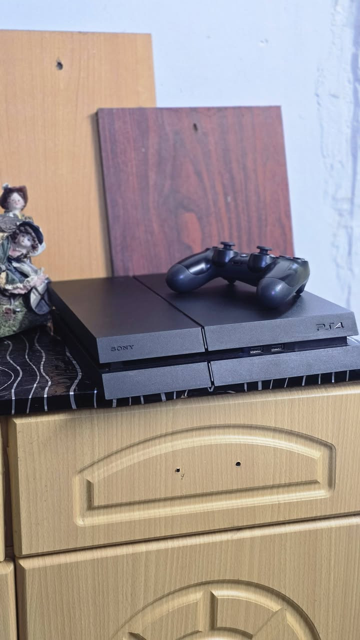 بلي 4 فور فات  نص تيرا 
وياة يدة مالته + قرص بتل فيلد 1 + يو بي اس 1500 بعدهه بل لايلون 
الجهاز نظافة ٩٩% أخو الجديد كارتونة وكل الملحقات موجودة 
السعر 230 وبي مجال للشراي 
مكاني بغداد الكاظمية 
***********
