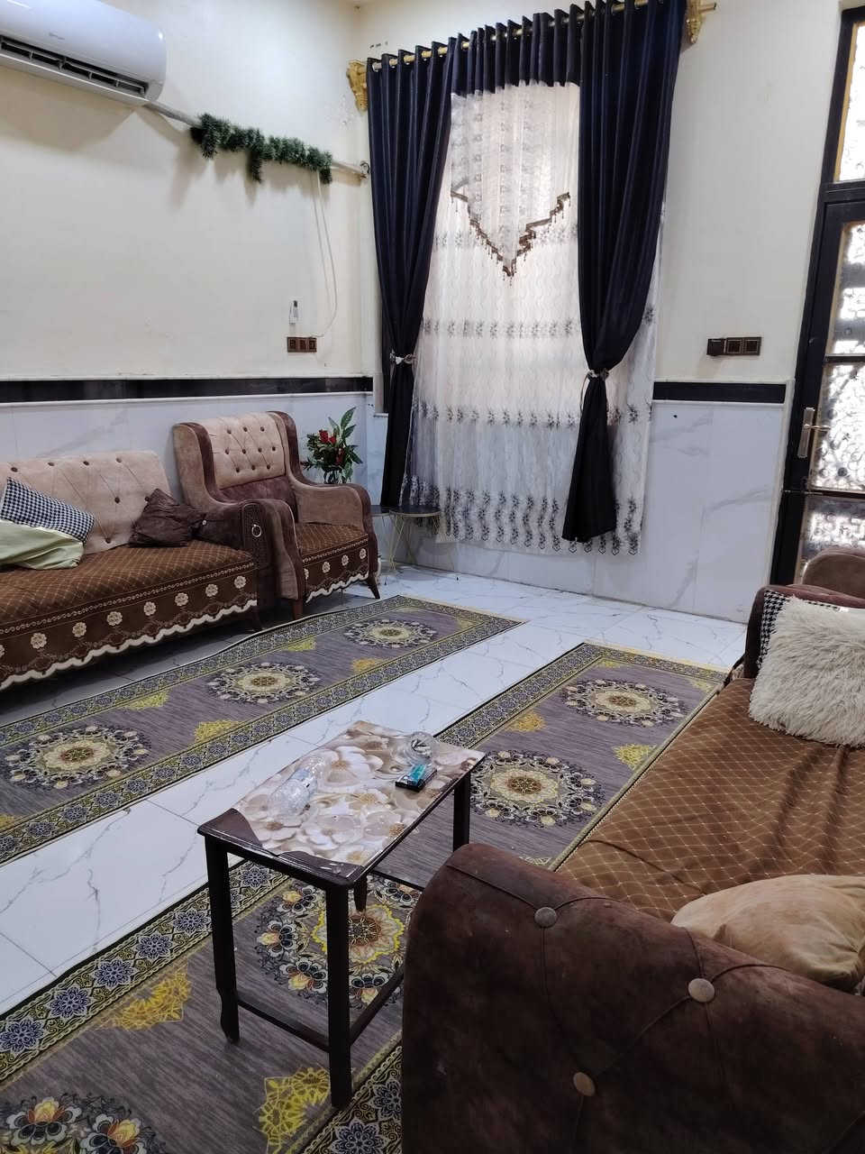 السلام عليكم ورحمة الله وبركاته بيت طابقين مساحة 150 في حي الحسين الجديد بيت نظيف وبناء حديث
الطابق الأول استقبال ومطبخين حراري ومطبخ بارد وصالة وغرفه
الطابق الثاني ثلاثة غرف وسطح السعر ع الرقم هذا***********
