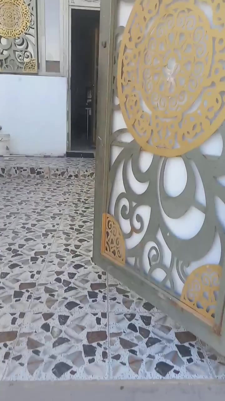 بيت للبيع مساحه 200 م البناء من الحجر كامل من كل النواحي يتكون من مطبخ صاله غرفتين استقبال وصاله كبيره بالطابق الثاني العنوان 6 كيلو خلف ماركت زنبيل السعر 110 مليون وقابل لتفاوض وللاستفار اكثر الاتصال على الهاتف ***********
