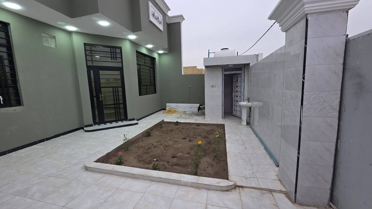 سلام عليكم بيت للبيع زراعي مرقم مساحه ٢٣٠ م ركن كوت حي الحكيم شارع الوائلي  يقع على ساحه ،  تفاصيل البيت بناء طابوق يحتوي على غرفتين نوم وصاله ومطبخ وستقبال كراج وحديقه صحيات داخليه وخارجيه السعر ٨٨ وقابل للتفاوض للاستفسار مراجعه دلاليه احمد السعيدي عنوان المكتب قرب معرض حسينيه بيت الخليفه للتصال  *********** او  واتساب ***********
