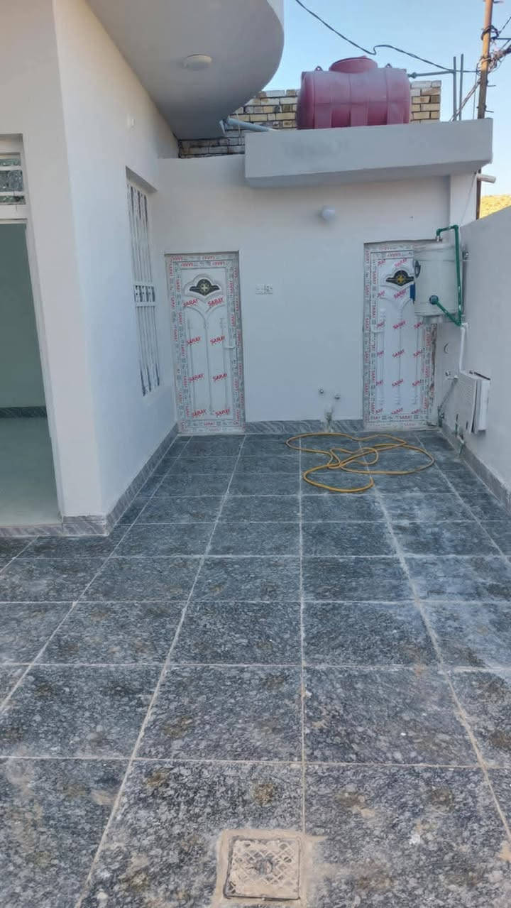 بيت طابو زراعي سند 25 معاملة تطويب مساحة 200 متر ركن واجهة 10 نزال 20  كونكريت مسلح تشطيب جديد طابقين
الطابق الاول يحتوي استقبال وصالة وغرفتين منها غرفة سويت وصحيات داخلي وخارجي الطابق الثاني غرفة سويت 

الموقع التقية الثالثة خلف البانزين خانه قرب المولدة مقابيل عميد رياض
السعر خاص او الاتصال ***********
