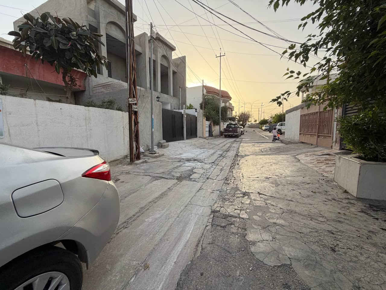 دار للبيع كركوك برخودان مقابيل عرفه مكان زين 
مساحه ٢٠٠ متر 
بيت قديم بس معقول 
سعر ٩٠ مليون بي مجال
غرفتين نوم و هول و استيقبال و مطبخ  و بيتونه كراج و حديقه 
شيرزاد عقارات
للاستفسار اكثر اتصل علي الارقام التاليه
***********
***********
* نستقبل جميع عروضاتكم السكنية 🏠 والتجارية 🏡 بكافة مناطق 
او زيارة مكتبنا 
ع سايدين مركز شرطة رحيم اوه مقابل صيدلية پار كركوك, العراق
