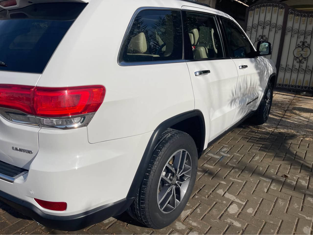 السلام عليكم
جيب جراند شيروكي فئة لمتد موديل ٢٠١٧ 
رقم شمالي 
تحويل مباشر السياره كلين تايتل مكفوله كفاله عامه   

سقف بنوراما داخل جلد بيجي 

كشنات الامامي تدفئة تبريد كشن خزن  
كشنات خلفي تدفئه 
 الستيرن تدفئه
باب خلفي شفط  
الكير محرك مكفول ممفتوح 
ماشيه ٧٦ 
السعر ٢٦٥ 
الاستفسار *********** كركوك, العراق
