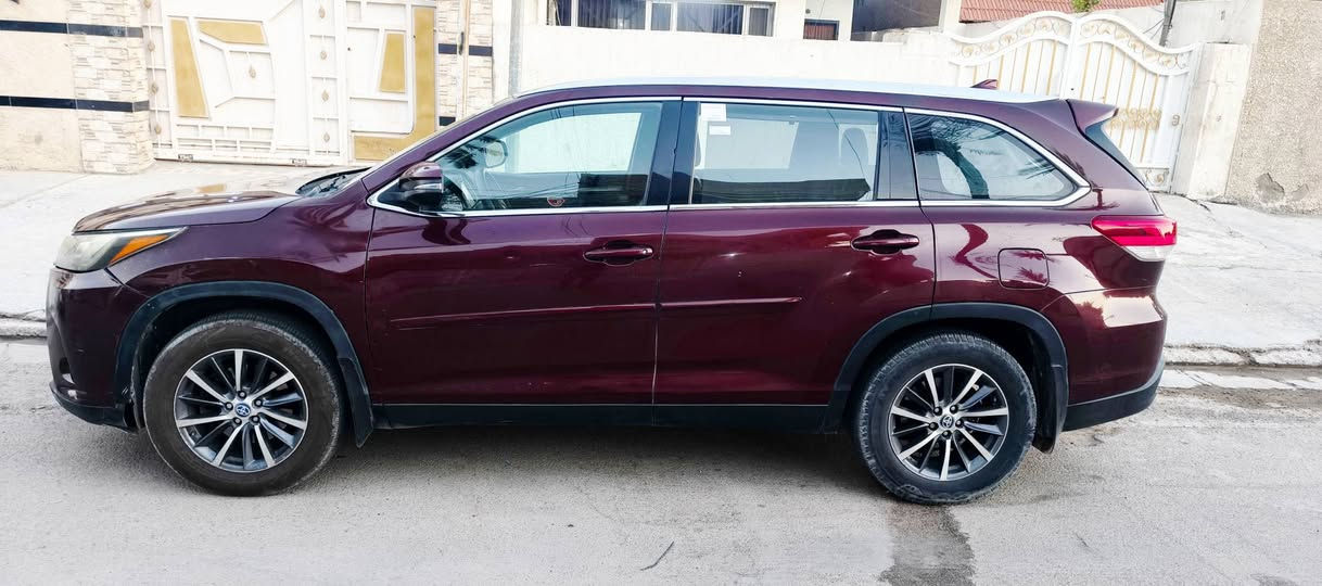 السلام عليكم
هايلاندر موديل 19 xle وارد امركي 
قطعة بأمريكا  الچاملغ الايسر 
والباب خلف السائق  والجنطة بالعراق صبغهن كلش مرتب 

مواصفاتها معروفة 

رقم بغداد 
7 راكب  vip 
نظام اقتصادي 
قيادة اوتو 
نظام توقف اوتو ستوب 
رادارات /مانع تصادم /مراقبة مسار 
فتحة بالسقف 
كامرة خلفية 
هيترات 
تبريد 3 قطع 
جنطة كهرباء 
شاشة كار بلي 
بردات ابواب 
كشنات جلد ونظام تدفئة تبريد للكشنات
زوج تاير جديد
سعرها 225 
***********
