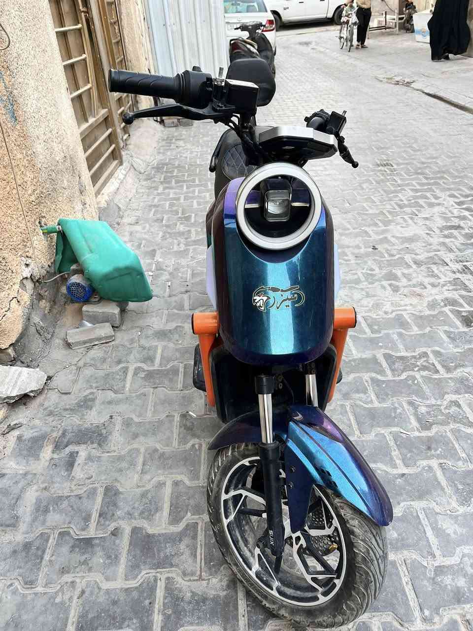 السلام عليكم عندي دراجه شحن للبيع شركه سيزر جيل الثاني الدراجه جديده وما مستعمله هواي وتجي وشوفها بعينك شكد نضيفه مواصفاتها كله جديده بك وسبورت بطاريه ليثيوم الاصليه مكاني بغداد الحريه سعرها مليون و١٠٠ وبيها مجال تمشيك 90 كيلو الشحنه الوحده وشركه السيزر معروفه بعد ***********
