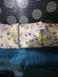 ٢ قنفة كبيرة • ١ قنفة صغيرة • ٢ كراسي