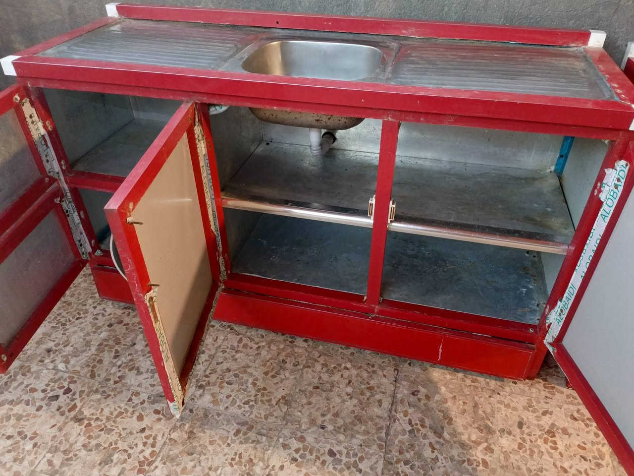 كاونتر مع سنك 3 قطع كامل تزكام درجة اولى نضيف كلش ما بي اي ضرر قياس الكاونتر (مترتين ونص) والسنك (متر ونص) الاتصال بلرقم واتساب موجود 
***********
