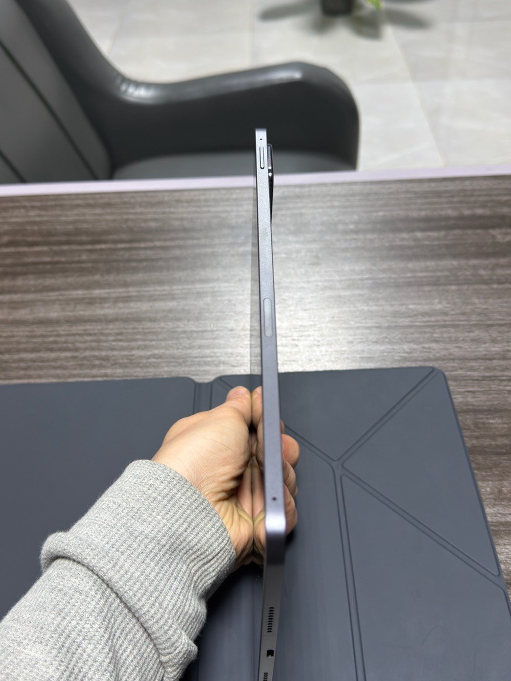 شاومي باد 7 للبيع كامل ملحقات جديد استعمال قليل مكاني بغداد متواجد هنا و***********وتساب
السعر 420 وبي مجال بسيط 
ذاكرة 265
90 فريم ببجي
كول اوف ديوتي 120 فريم حجم 11.2
الدقة 2136 × 3200
المعالج  Snapdragon 7+ Gen 3mobile platform

144 Hz
الذاكرة العشوائية 12
البطارية 8850
عدد دورات الشحن 20 دورة 
الشحن 45 واط اللون المميز