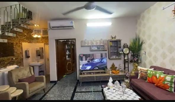 السلام عليكم ...
للبيع منزل في بغداد - حي الاعلام، شارع البدالة، مدخل عيادة دنتل ستي، طابو صرف،
مساحة 125 متر مربع، واجهة 6.25 متر، نزال 20 متر.
يتضمن المنزل
كراج واسع مع مدخلين،
استقبال مع مطبخ وهول داخلي، غرفة في نهاية المنزل، منور خلفي، حمام مشترك داخلي وحمام خارجي.
الطابق الثاني
يحتوي على غرفتين مع حمام مشترك وحولي بين الغرف. بيتونة واسعة مع مخزن في السطح الخارجي.
السقوف من الكونكريت المسلح، والأرضيات من الجرانيت بايات الدرج مرمر، والأبواب الداخلية من الصاج. واجهة البيت مكونة من الحجر،
عرض الشارع 12 متر.
للمزيد من المعلومات والاستفسارات، يرجى التواصل عبر الواتساب على الرقم ***********. يرجى ملاحظة أنه غير متواجد دائمًا على الفيسبوك. والسعر على الخاص لطفاً
