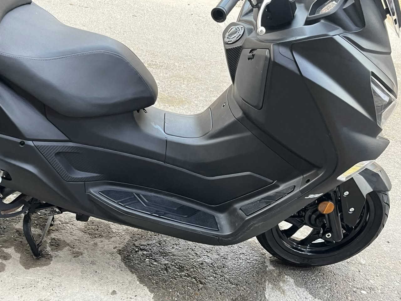 دراجة مرقمة للبيع
سيام SYM Joymax Z 
اللون اسود طافي 
محرك 300
ستاند حساس 
بريكات Aps الامامي والخلفي 
لايت زنون ابيض يخبل 
دواخل وخوارج الدراجة تخبل 
تحويل ثاني يوم بعد الشراء 
العنوان بغداد حي السلام الطوبجي
***********
