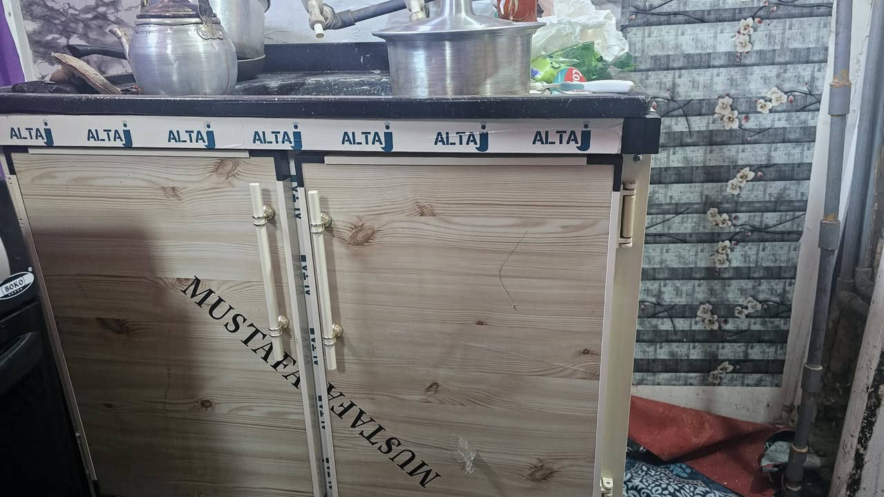 السلام عليكم غراض منزليه مستخدمه للبيع ***********
غساله فريش سعر 80
طباخ اربع عيون سعر 130 
قنينه غاز سعر 50
كنتور خشب بابين سعر 120
ثلاجه وسط سعر 80
ثلث كراسي وياهن طبله كلهن ب40
مروحه كهربائيه ارضيه سعر 20
مبرده اونيكس الحجم الوسط جديده مصارلها 20 يوم سعر 130
مبرده صغيره سعر 40
مبرده قديمه سعر 30
سنك مرمر متر و20.  سعر  80
وعندي غراض نواعم اماعين ممستعملات هواي كزاز وطباخ كهربائي وخلاط ومثرامه كهربائيه مواد مطبخ همين وي الغراض
