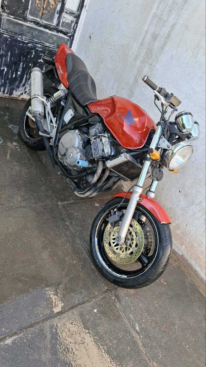 سيبي فور 400الجيل الأول للبيع 
ماعايزها شي تايرات جدد 
دسكات جدد
بوربرنات جدد
مكفوله مال جناي 
اوراق موجوده 
السعر 1750مليون وسبعميه وخمسين وبي مجال للشراي رقمي ***********
