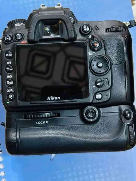 #نيكونD7000_للبيع
مع الملحقات
زوم رياضي 70_300 جديد
عدسه 18_105 +
+ أغطيه العدسات 
بطاريه عدد 2
گراب 
جيلاتين لون اصفر 
رام 64
رام ٣٢
جنطه
شاحن بطاريات ٢ اصلي 
نضافه شوفه عينك شخط مابيها 
استخدام جدا قليل 
الاستفسار 
المكان ناصرية
***********
