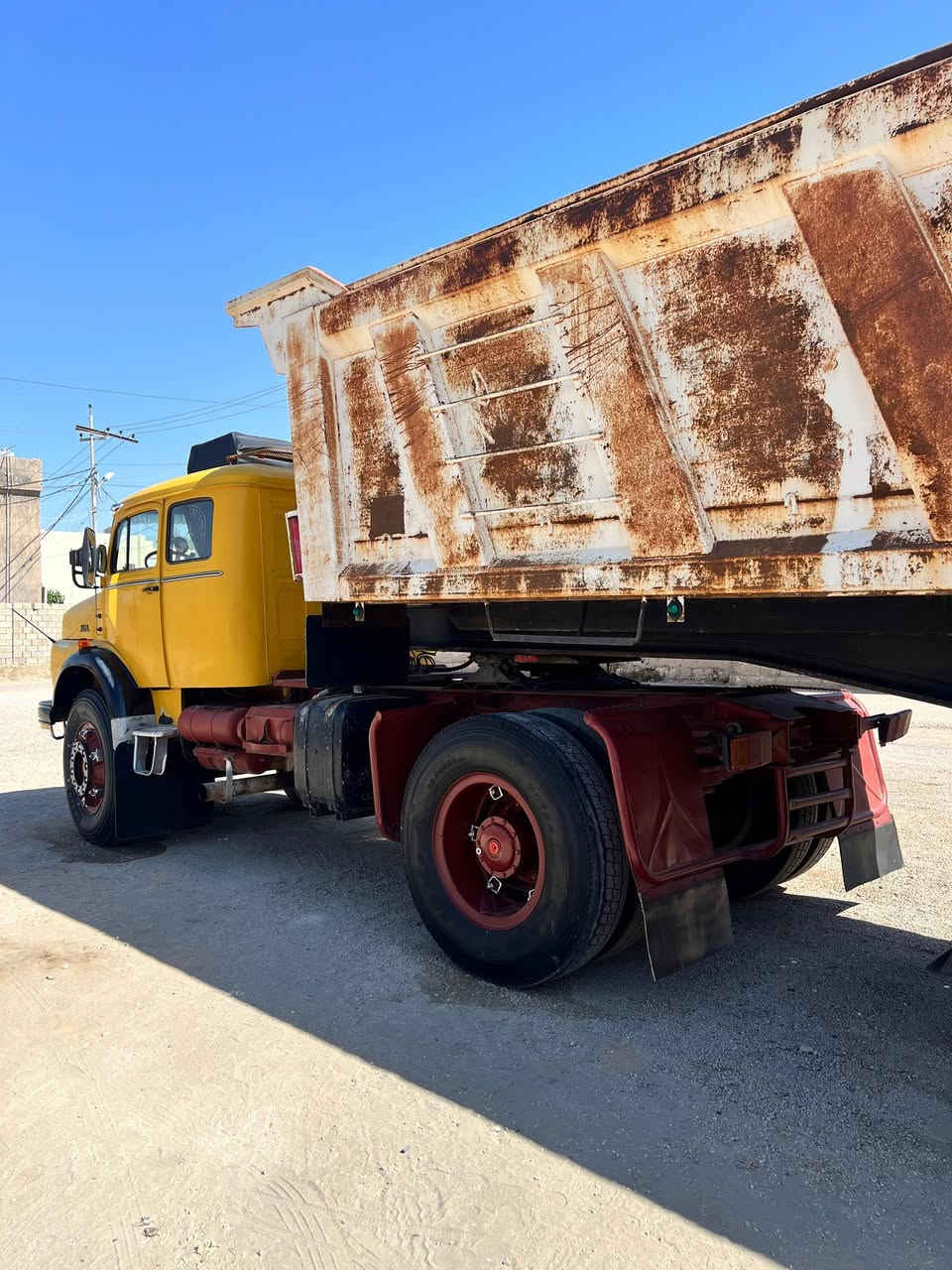 السلام عليكم.تريله نساف للبيع موديل 83 محرك سوبر گير 111 اكسل 18 مال 90 شاصي باچ بطن بلادي قماره بلاديه بيها صبغ شويه مكفوله من كلشي وعربانه ناصر احمد اماراتيه سياره جاهزه للعمل . للتواصل ***********
