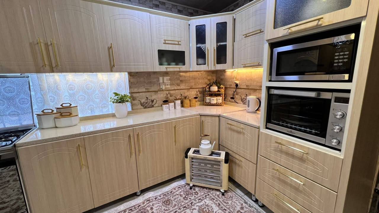 سلام عليكم كاونتر للبيع
مع ملحق جديد نظيف جدا جدا 
يعني الكاونتر على 13 خانه مع الفاترينه المخصصة للماكيرو وفيف 
والفرن مع انارة والملحق يحتوي على 17 باب مقطعه وكامل 
ومجرات عدد 4 
مع مرشحه   عدد 2
السطح مرمر صناعي 
شغل درجه اولى مكفول 
سعر مليون ونص وبي مجال للعمله 
اي استفسار 
***********
