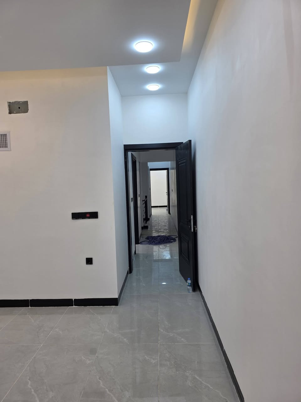 داران للبيع في حي المشراق خلف مأكولات طماطة المساحة 100 م الابعاد 5 × 20 م طابقين بناء حديث زيرو 4 غرف نوم مطبخ هول مشتمالات الاتجاة شروق تام  . 
عقارات صفوة البيت حي المصارف قرب جامع سعدي مهدي
***********
***********
